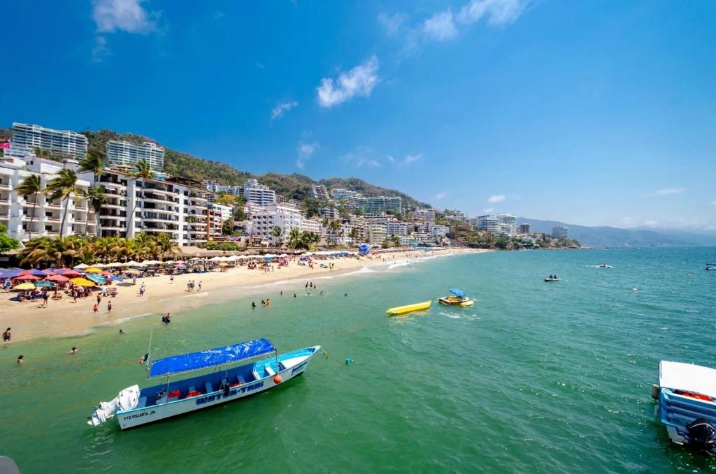 Emperador Vallarta Beachfront Hotel and Suites - 2