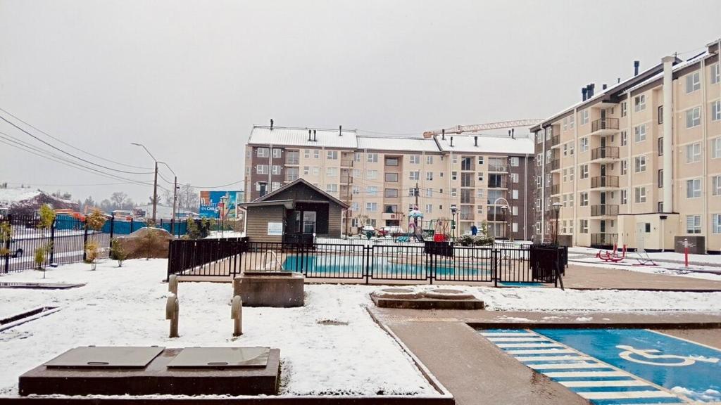 Spacious 3 bedroom apartment with pool and parking space - 4