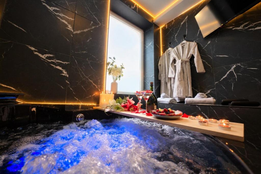 By FLB Property - POP ART & Jacuzzi, Mulhouse - 3