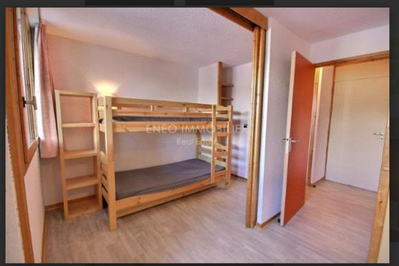 2P hyper centre Montalbert skis aux pieds - 3