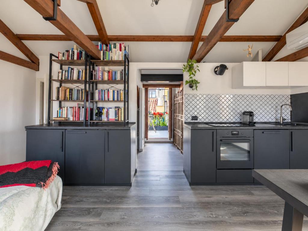 Central Modern Loft, Rooftop Patio, Full Kitchen - 5