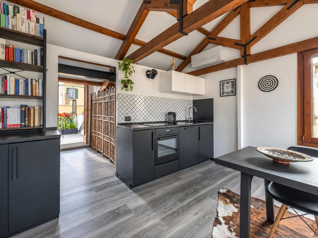 Central Modern Loft, Rooftop Patio, Full Kitchen - 2