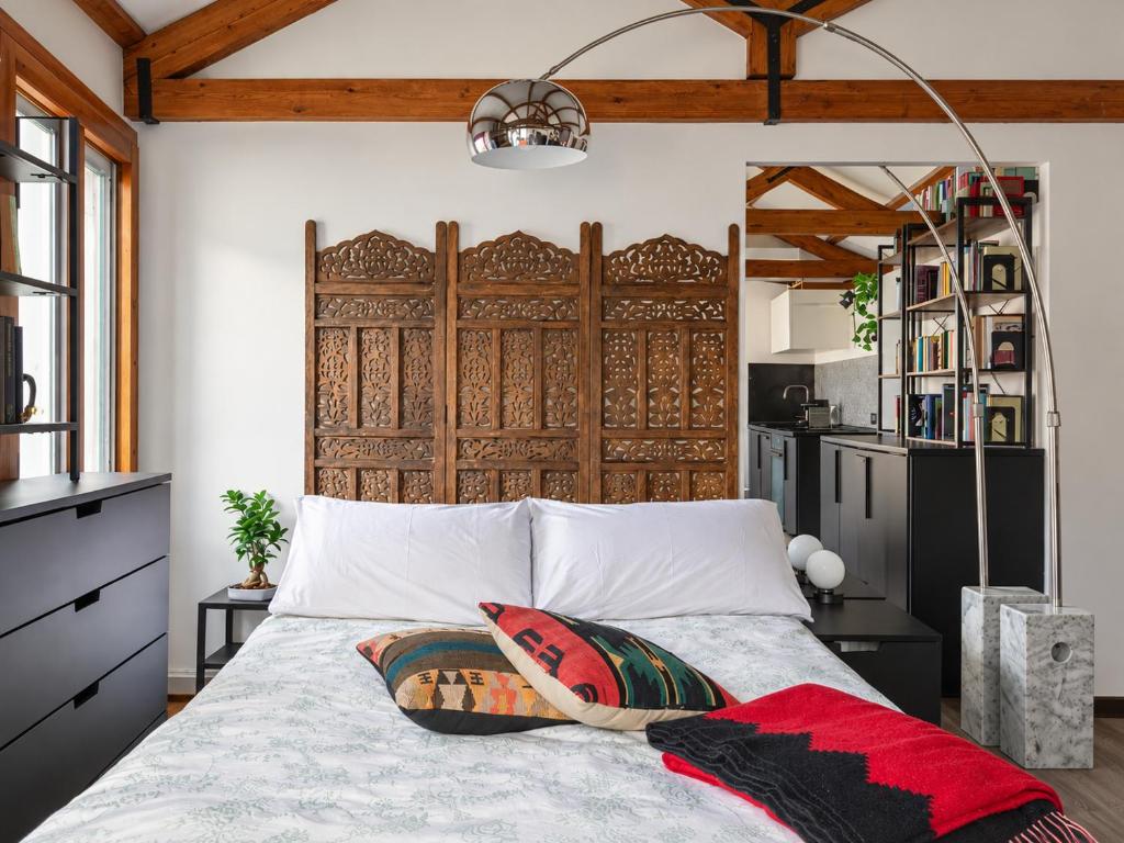 Central Modern Loft, Rooftop Patio, Full Kitchen - 3
