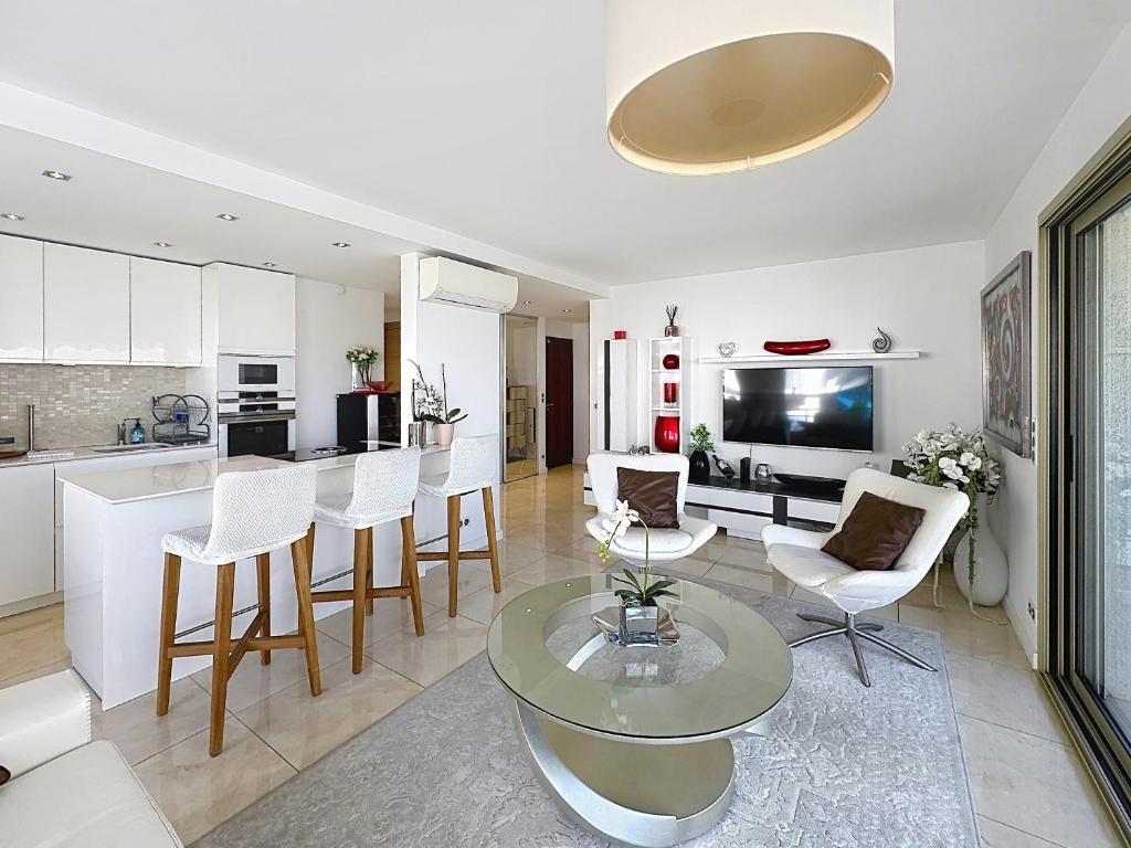 Bright 2-Bedroom apartment with terrace & parking - 1