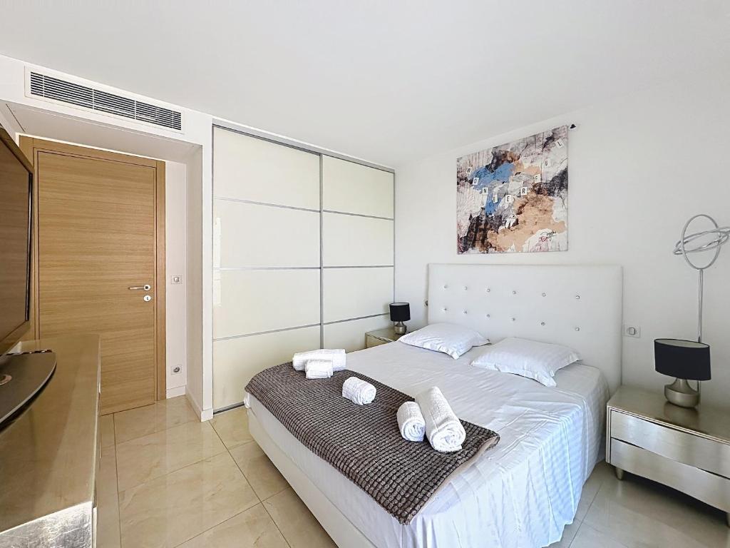 Bright 2-Bedroom apartment with terrace & parking - 3