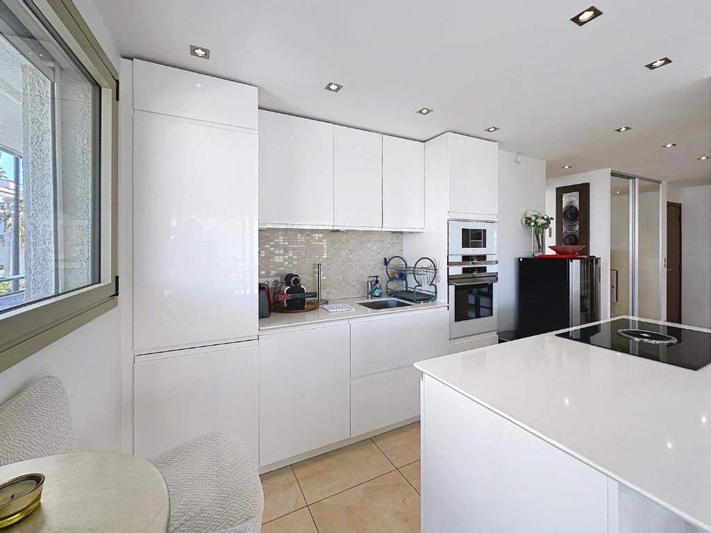 Bright 2-Bedroom apartment with terrace & parking - 2