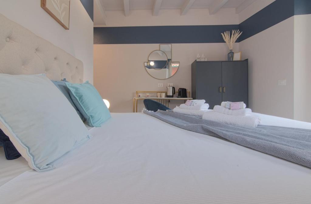 Lake Como 2 min - Modern Suites at 1 min to Station - Wifi, AC - 2