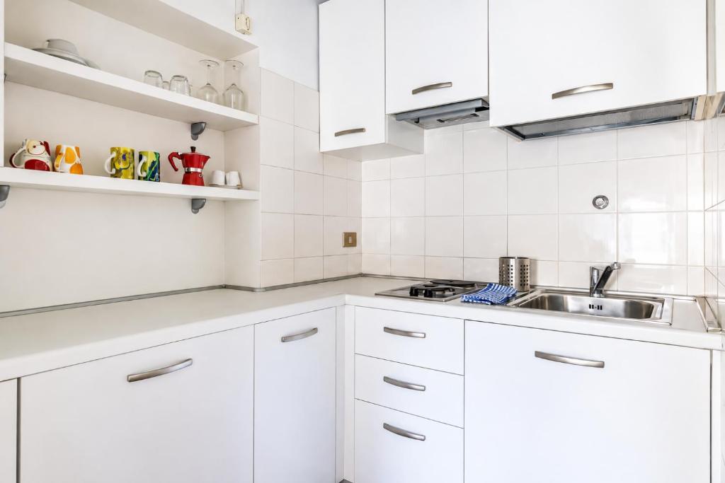 Central & Cozy Apt with Canal View, Full Kitchen - 3