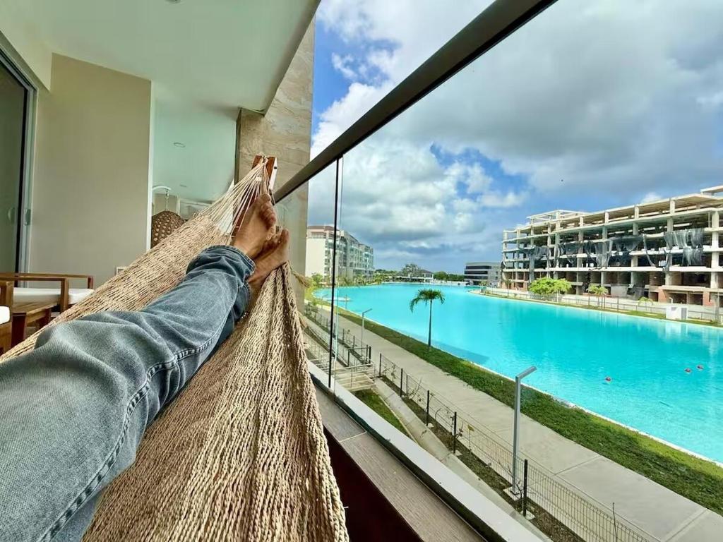 3BR Tropical Retreat Lagoon Views Private Balcony - 4