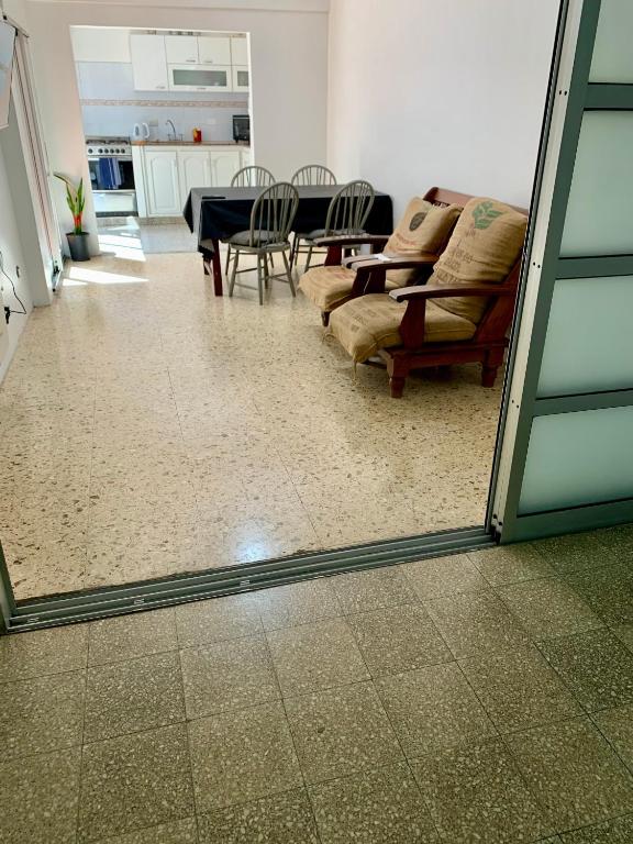 Temporario La 18, 2 dormitorios con Garage apto AUTO - SUV - 4