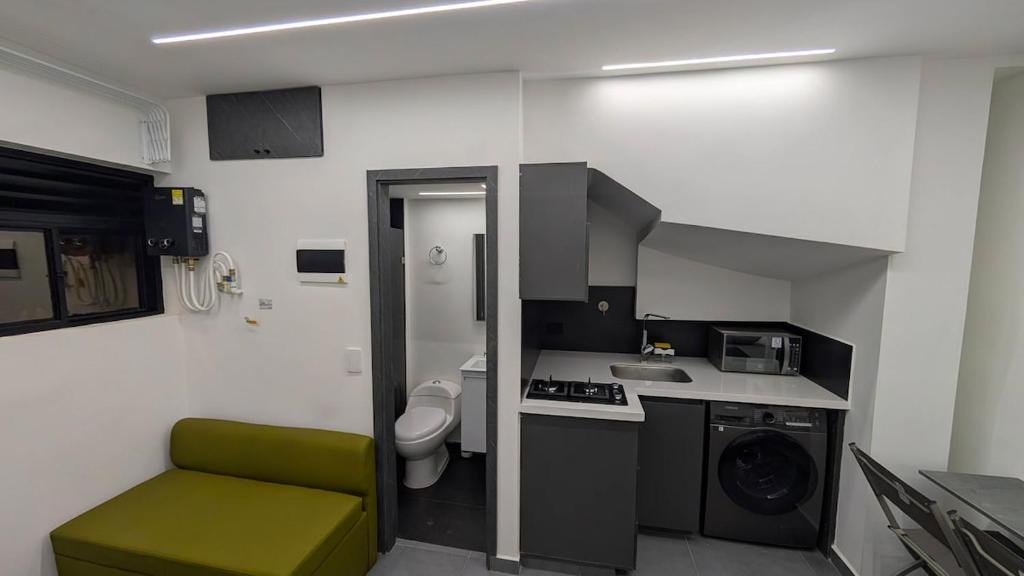 Estudio independiente primer piso cerca a Metro y VIVA Envigado - 1