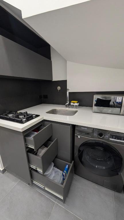 Estudio independiente primer piso cerca a Metro y VIVA Envigado - 3