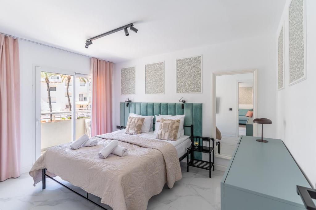 Playa Real Marbella Pool & Sea View by Downtown Apartments - 5