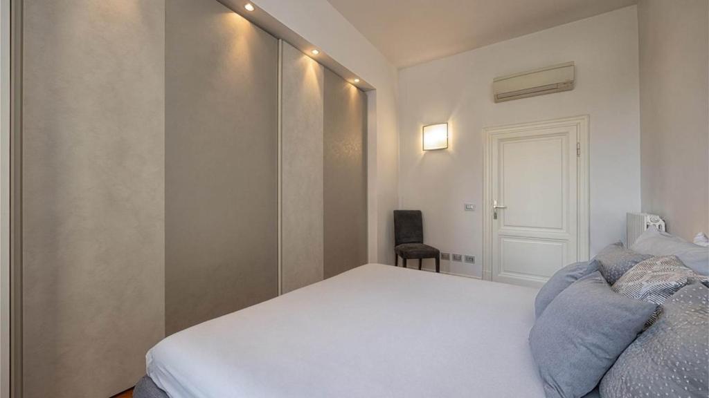 French-style comfort room - 2
