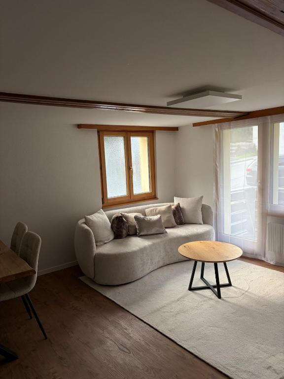Neue Wohnung mit Balkon & nahe Bushaltestelle nach Saas-Fee - 1