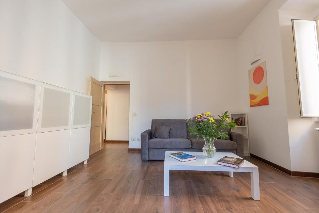 GuestHost - Roomy Apartment in Rome's Centre - 2