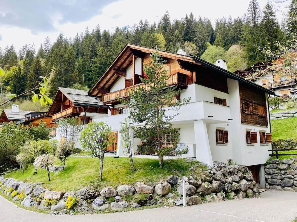 Cosy apartment, private garden with mountain views - 1
