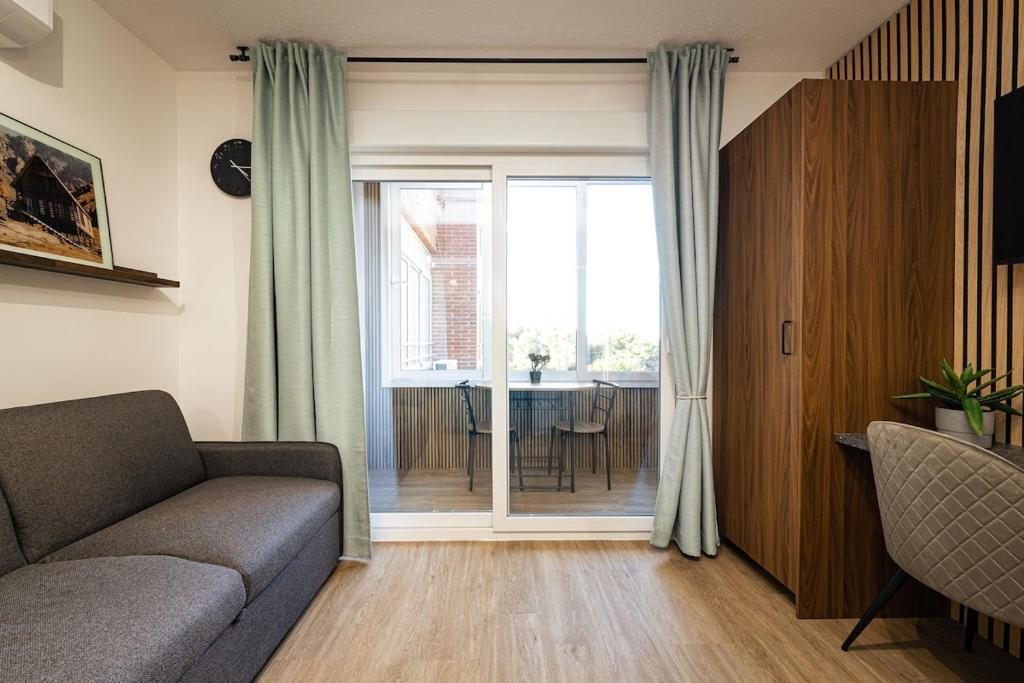 Palm Apartments Sunny Studio Fast Wi-Fi deal for Long Stay - 4