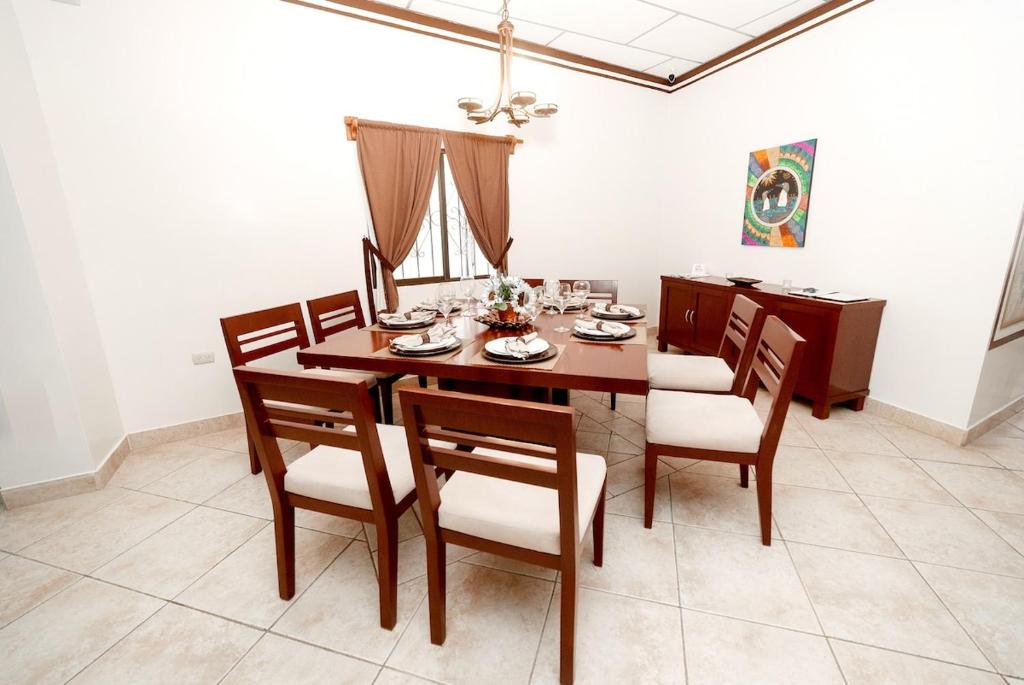 Galapagos Family Vacation 3 bedrooms 7 guests Centrally located and ocean view - 5