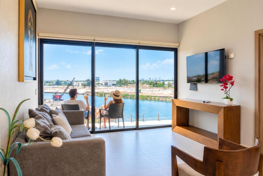 Luxury Apartment with Pool and Ocean Views - 1