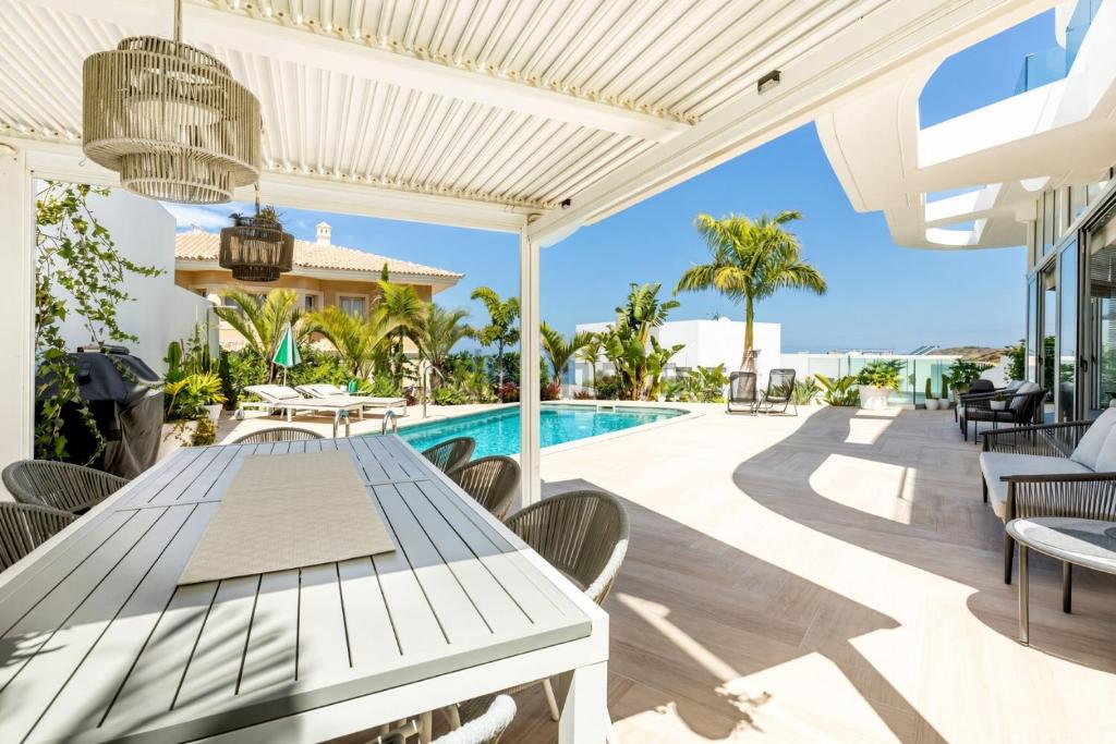 Villa with Panoramic Ocean Views in Torviscas Alto - 4