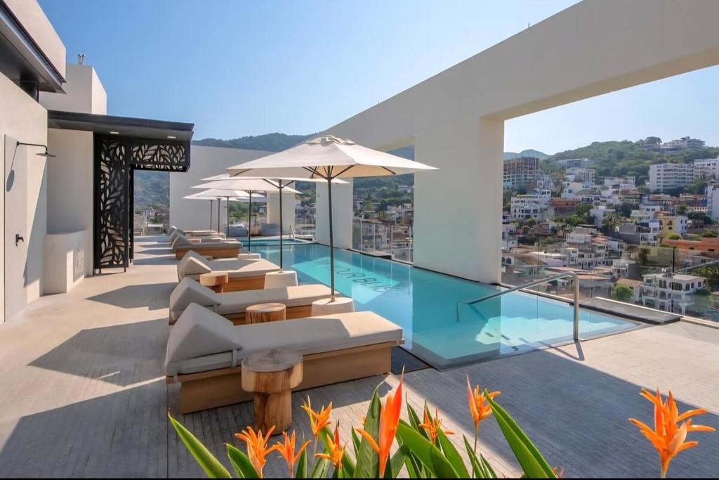 Spacious 2BR Condo - Minutes to Beach and Malecón - 2