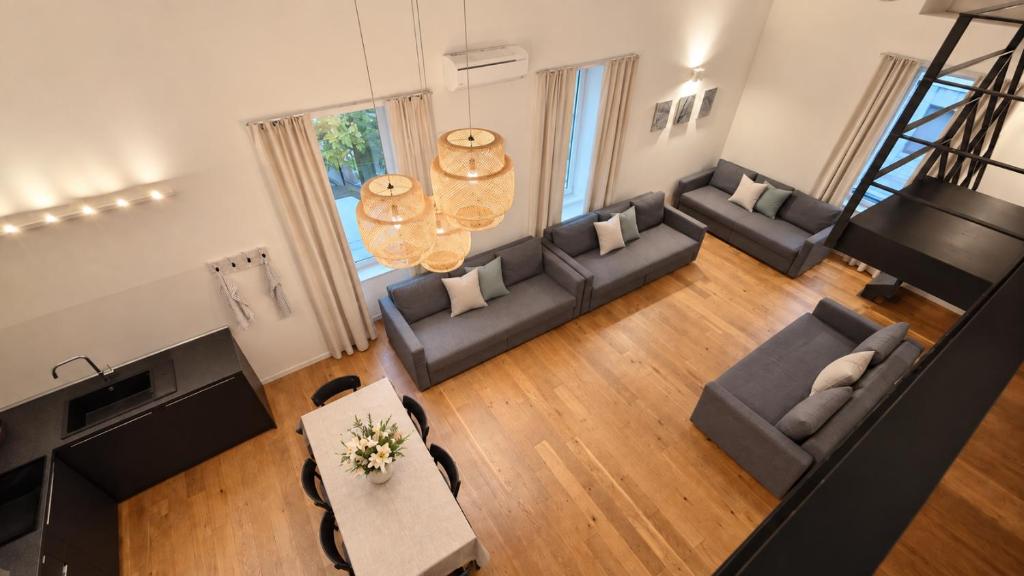 Suite 38 - 1
