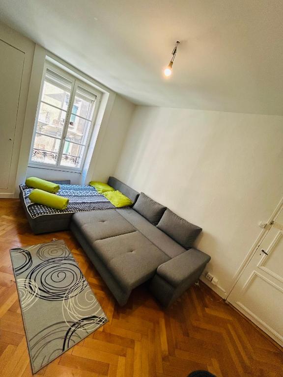 Living room, apartment, bedroom, excellent access - 4
