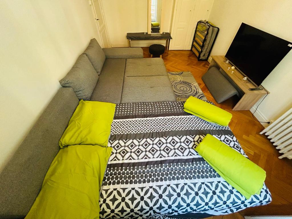 Living room, apartment, bedroom, excellent access - 2