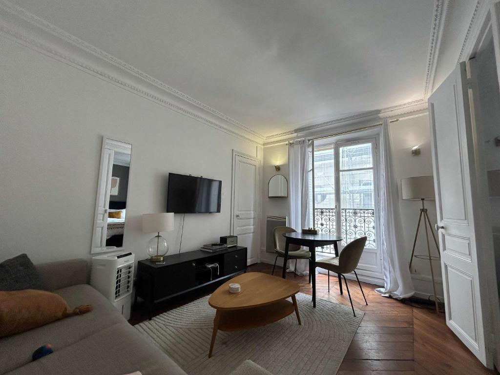 Cosy 1BR with Balcony Arc de Triomphe - 1