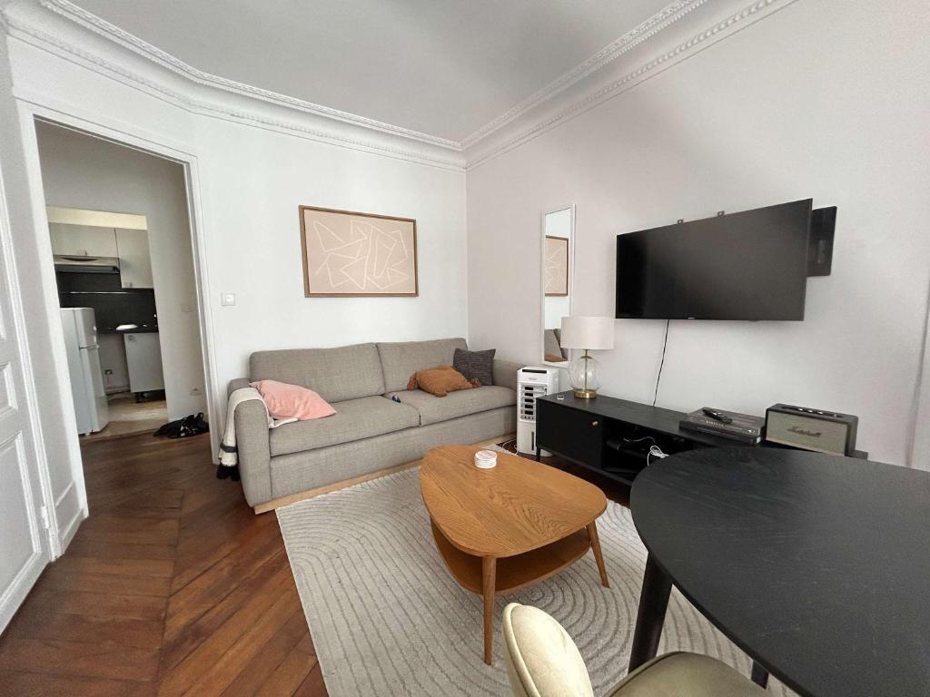Cosy 1BR with Balcony Arc de Triomphe - 2