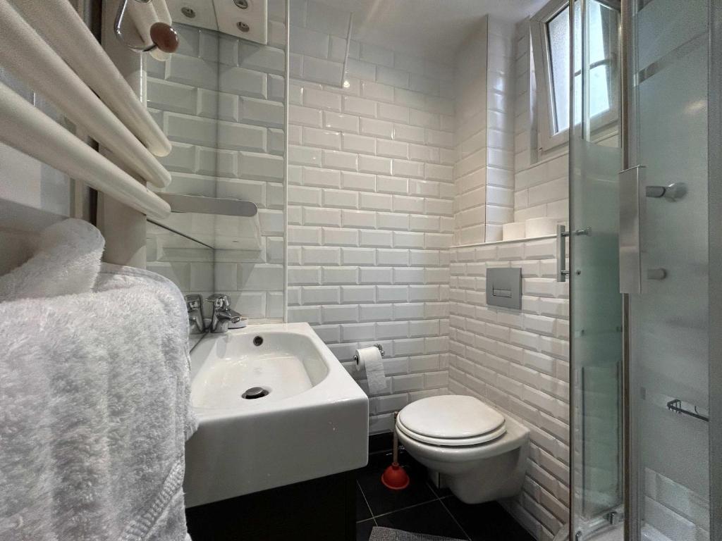 Cosy 1BR with Balcony Arc de Triomphe - 5