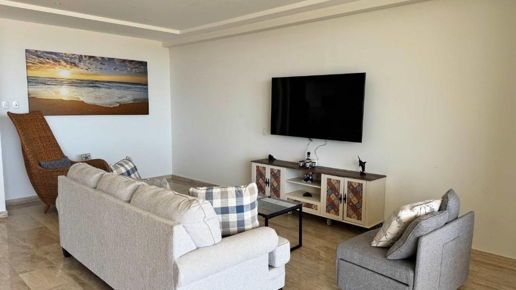 Charming Coastal Resort with Ocean Views, Pool, Gym and Shared Amenities - 4