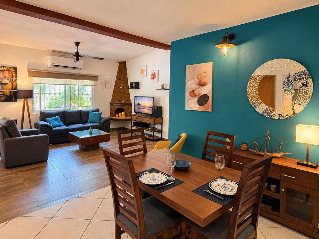 La Villa Palmier - Spacious 3BR Home - Quiet & Air-Conditioned - 5