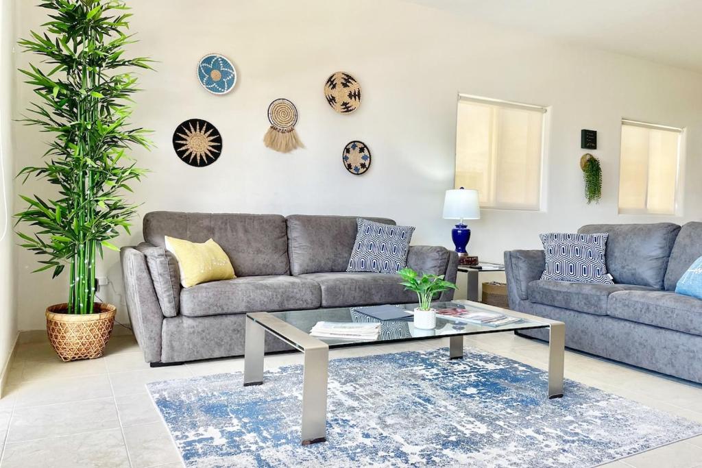 Walk to Beach, King Bed 2B2 Condo Newly Furnished - 1