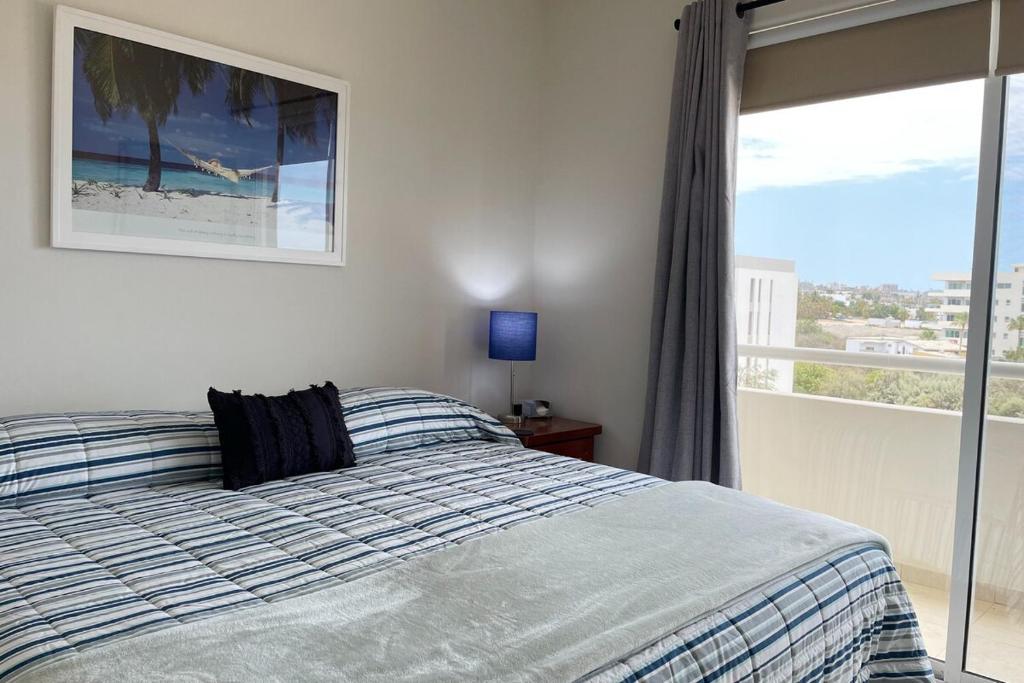 Walk to Beach, King Bed 2B2 Condo Newly Furnished - 3