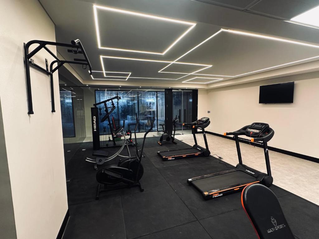 Luxury one bedroom apartment, high amenities - 3