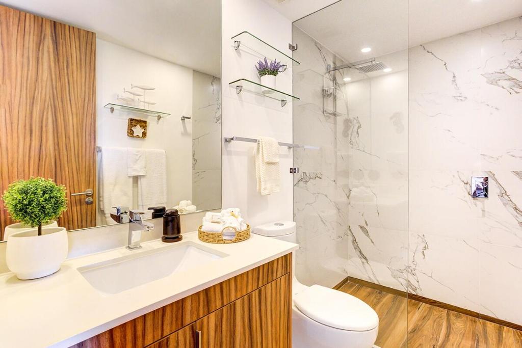 Luxe Condo w/ Rooftop Pool. Walk to Beach - 5