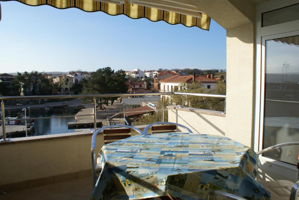 Apartments Robert — Hotel in Malinska
