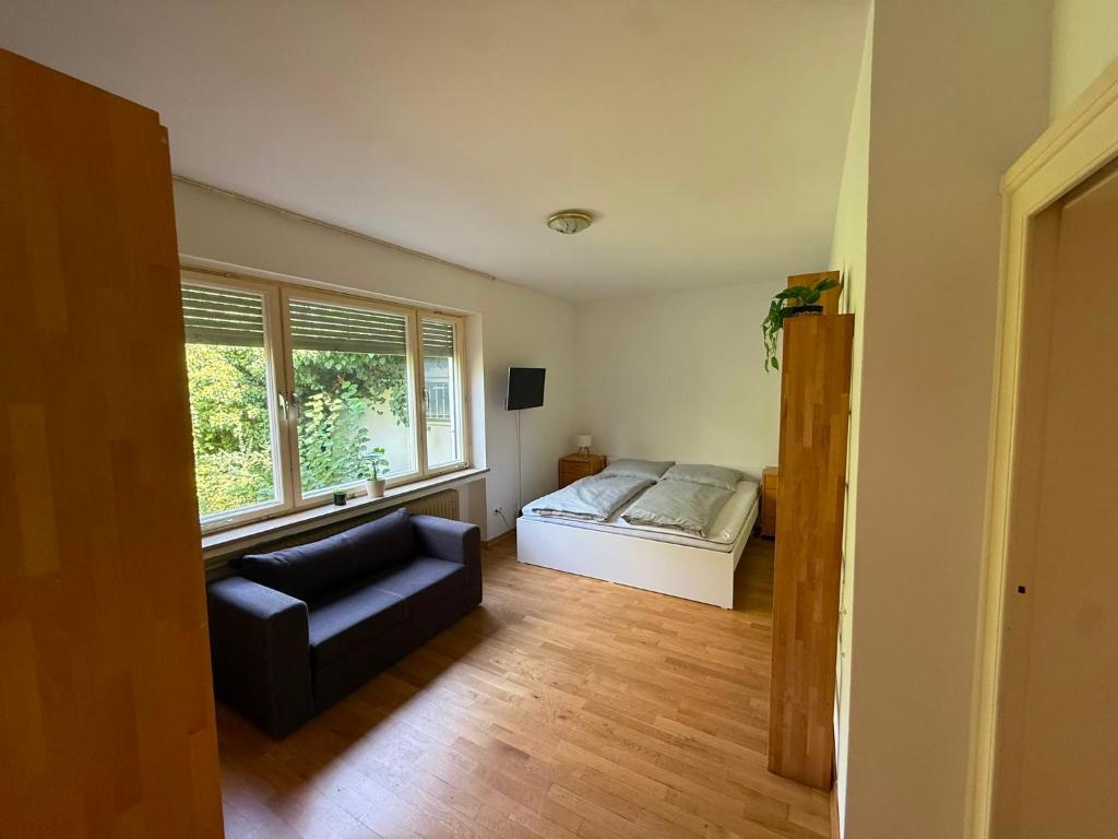 Schöne Unterkunft mit Garten, gute Lage, Tram Bus - 2
