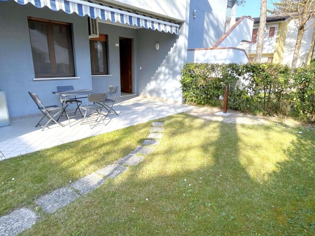 Accommodation in residence with pool and garden - 1