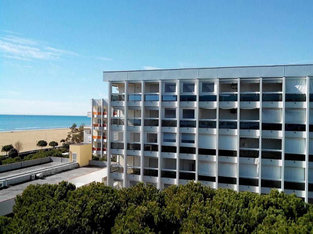 Sunny terrace apartment near beach - 2
