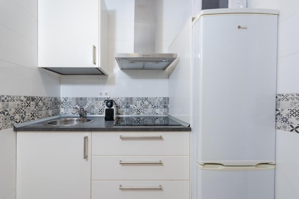 Al Andalus Torremolinos - Bright Coastal Apartment near La Carihuela, Restaurants & Centre - 3