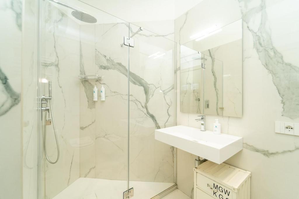 Refined apartment in the heart of Como with Balcony - 4