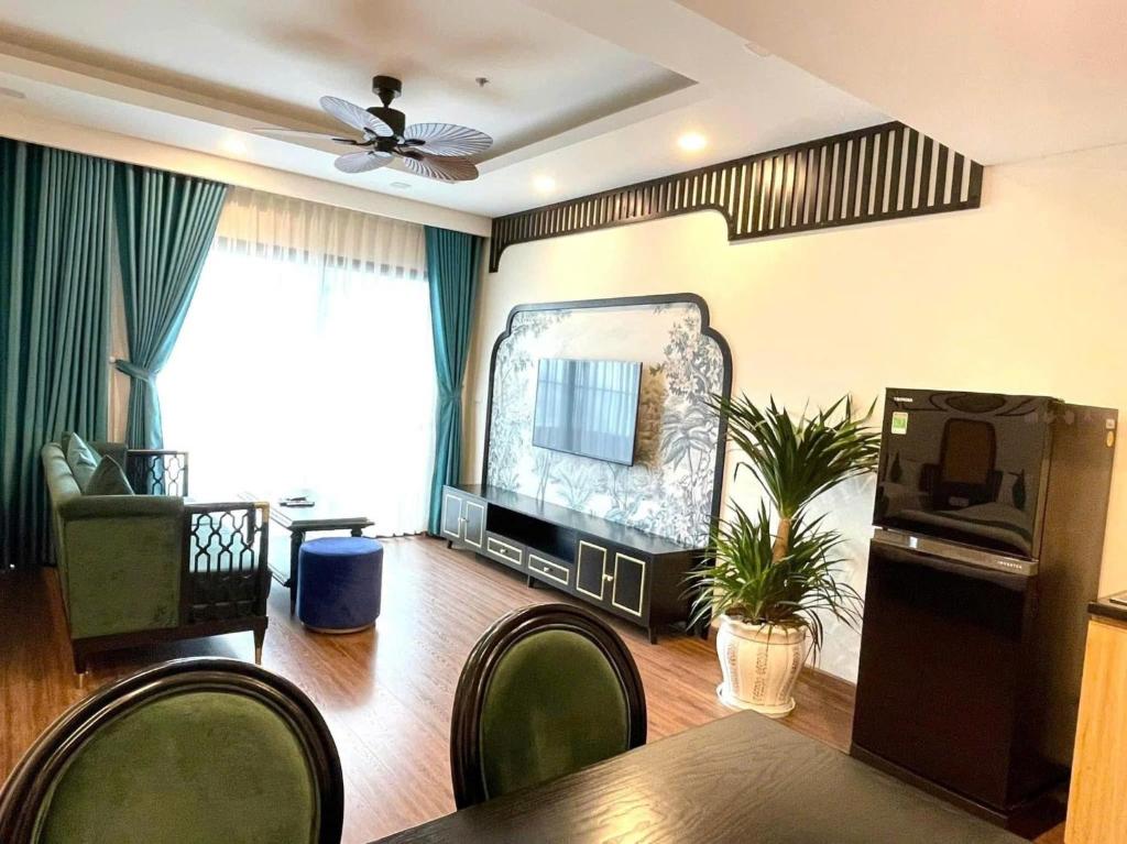 Shared lounge/TV area