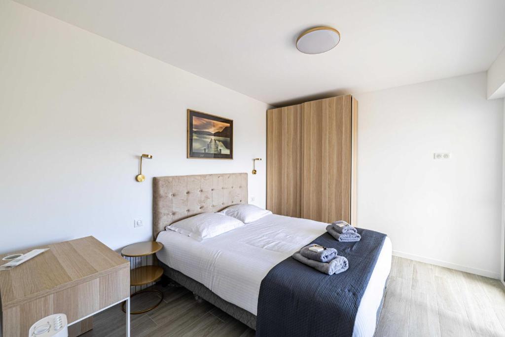 Elegance and serenity with terrace, view & A C - 3