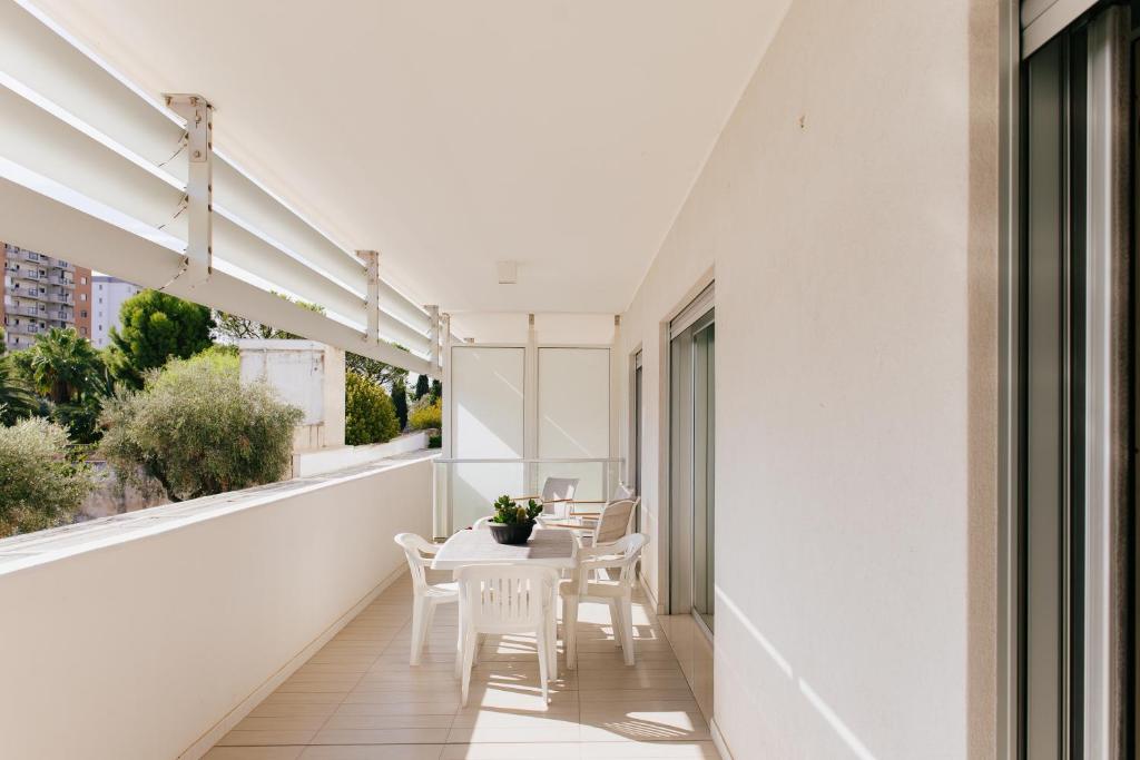 Brezza di Bari, Terrace & Free Parking, family and group apartment by Leviora Collection - 5