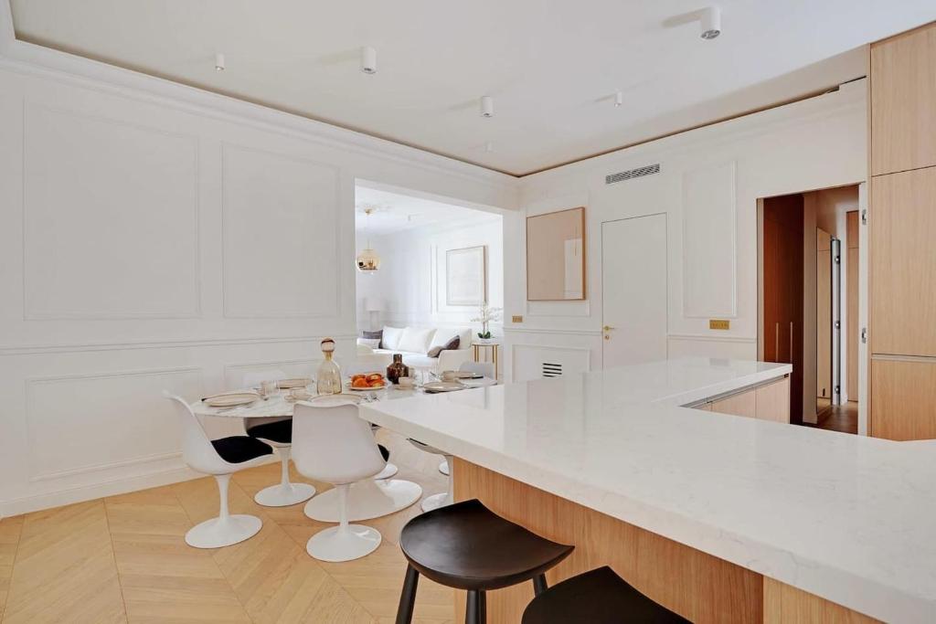 Apartments Near the Arc de Triomphe - 3