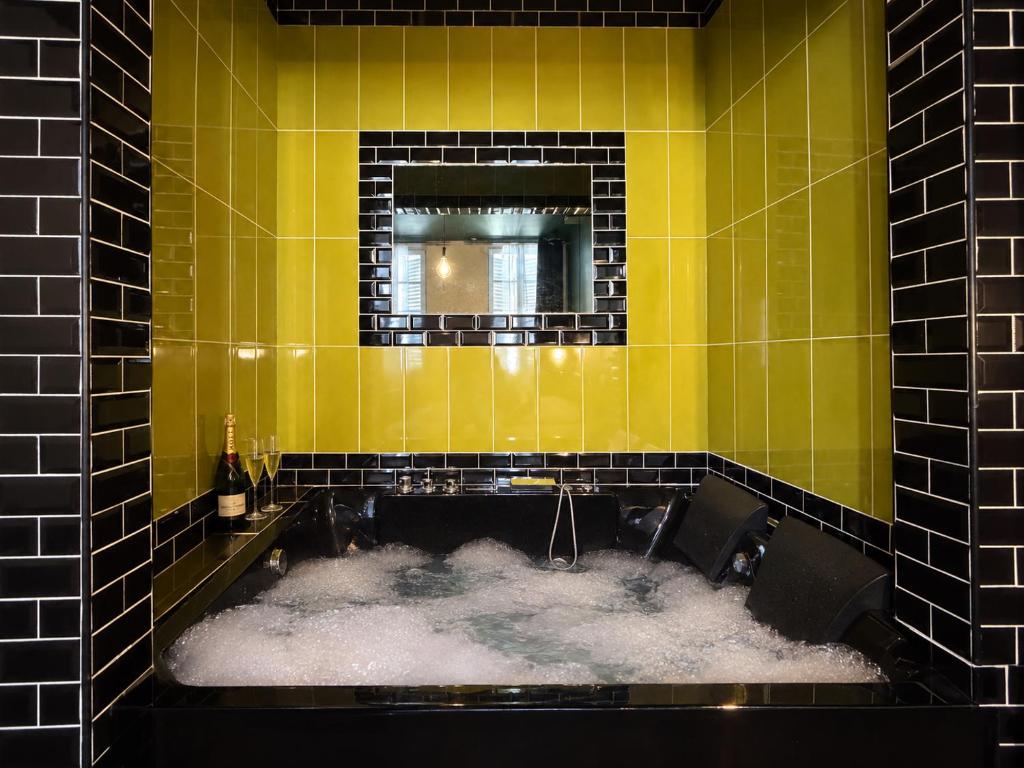 LE BOUDOIR - Erotic room- Jacuzzi - Tantra -Rétroprojecteur - Hypercentre - 5