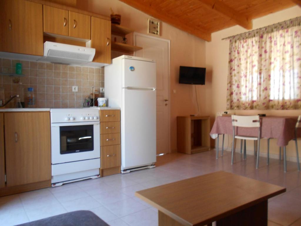 Kitchen, Zephyros Rooms And Apartments in Drymon